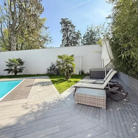 De Gamme Avec Piscine, Bar Et Cinema * Pierre-Levee