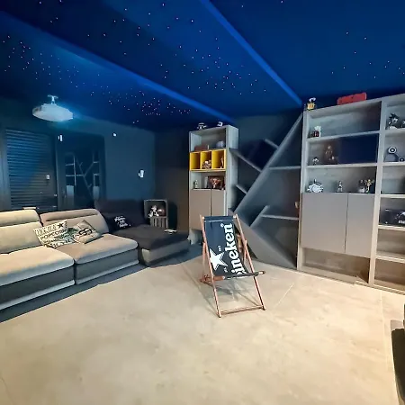 De Gamme Avec Piscine, Bar Et Cinema *